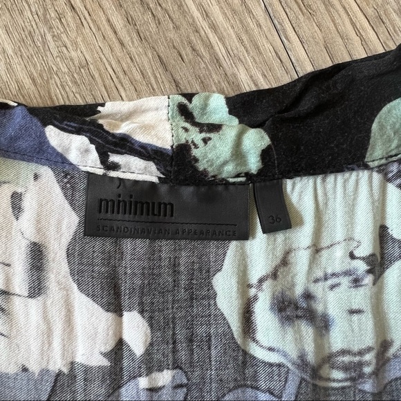 🔥SALE - Any 4 for $20. Minimum Sleeveless Top - Picture 3 of 4